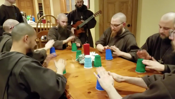 Des franciscains jouent au cup game lors d'un réveillon