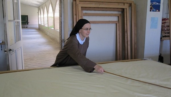 Soeur carmélite égalisant une couette