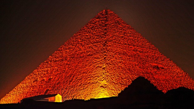 great-pyramid-of-giza-at-night-paweesit-cc
