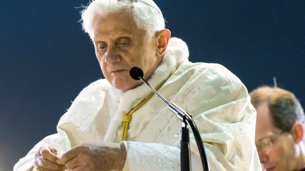 pope-benedict-xvi-pray-the-holy-rosary-m-mazur-www-thepapalvis