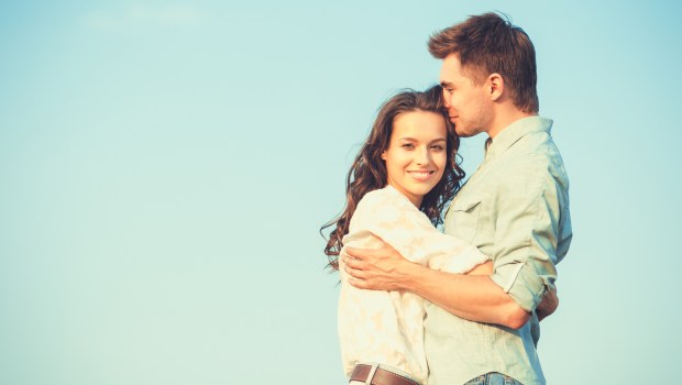 Jeune couple amoureux