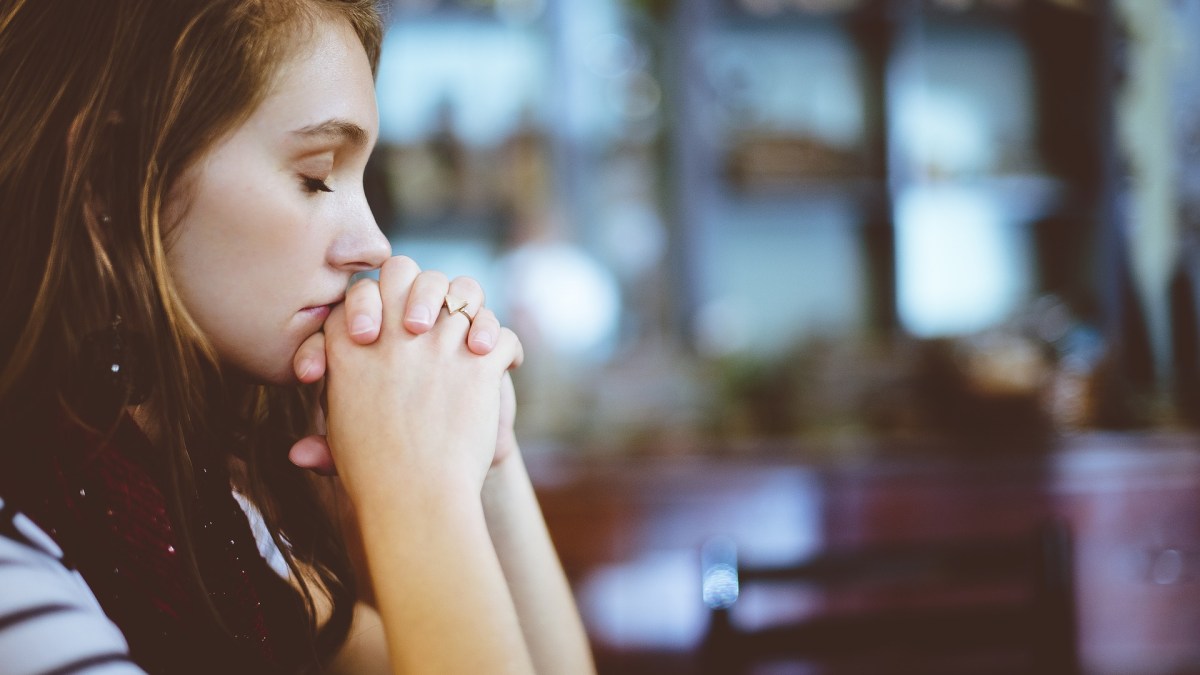 web-girl-praying-church-pexels