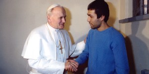 Le 27 décembre 1983, le pape Jean Paul II rencontrait Ali Agça