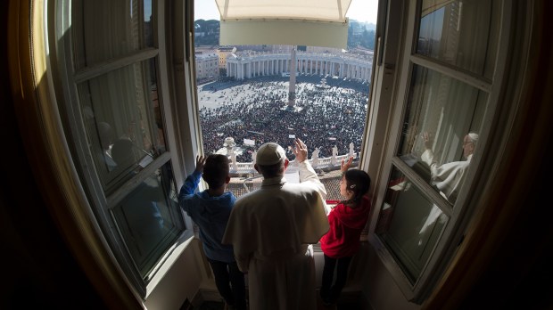 web-photo-of-the-day-pope-francis-balcony-angelus-osservatore-romano-afp