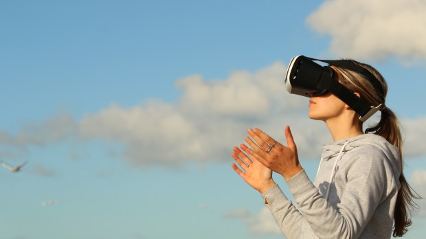 web-woman-virtual-reality-glasses-pexel