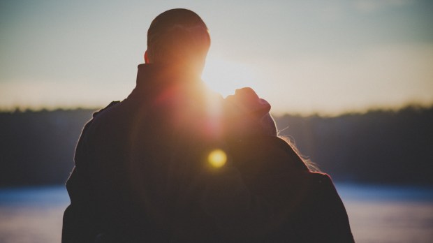 web_couple_hug_sunset_pexels