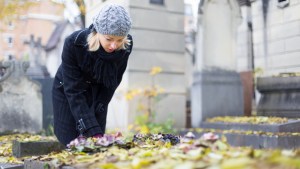 Femme pleurant devant une tombe