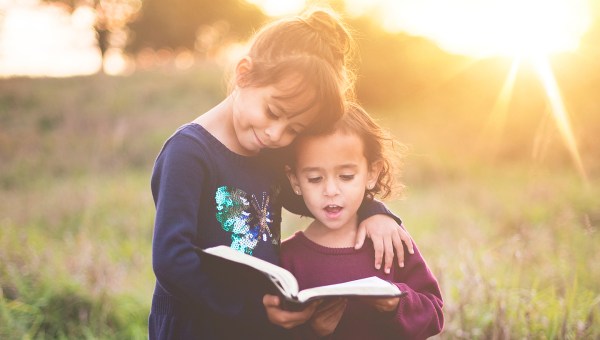 Deux soeurs faisant la lecture