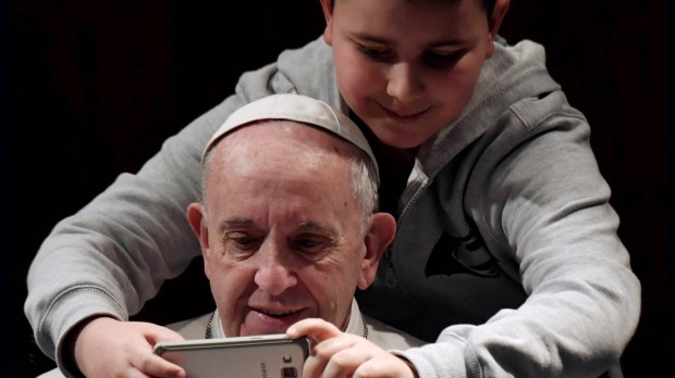 web-pope-francis-selfie-boy-000_lu7e7hdf-tiziana-fabi-afp-ai