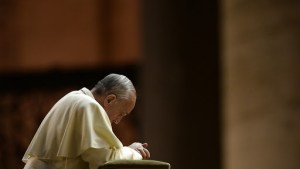 Pope Francis praying – en
