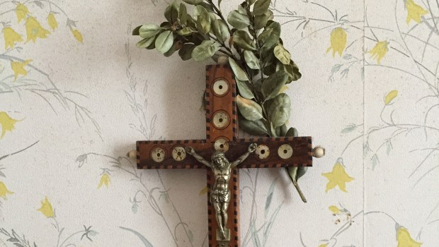 Croix avec un brin de rameaux