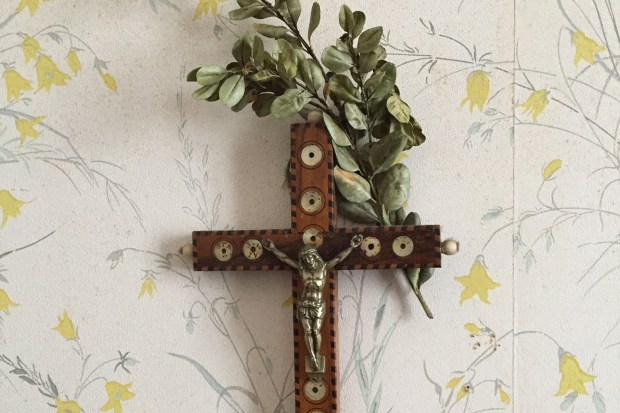 Croix avec un brin de rameaux