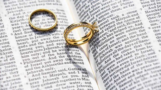 Anneaux de mariage sur une bible