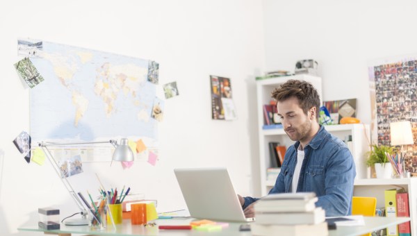 Homme faisant du télé-travail