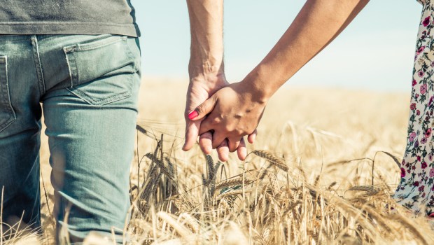 COUPLE QUI SE TIENT LA MAIN