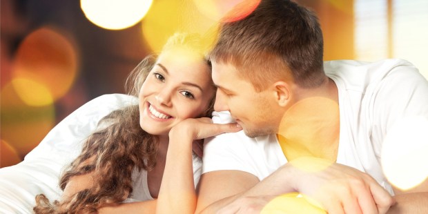 Couple dans un lit