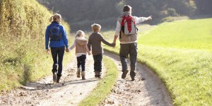 Huit façons ludiques de transmettre la foi à ses enfants pendant les vacances