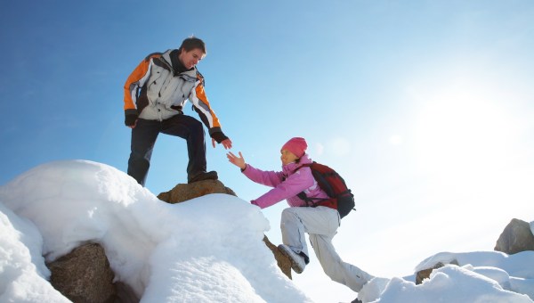 Couple escaladant une montagne