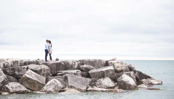 Couple face à la mer