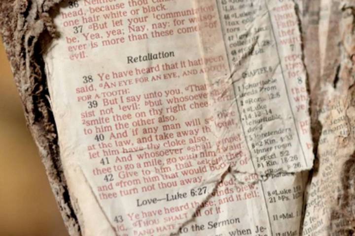 [VIDÉO] Une bible retrouvée en "enfer" Web-bible-found-9-11-memorial-museum-you-tube