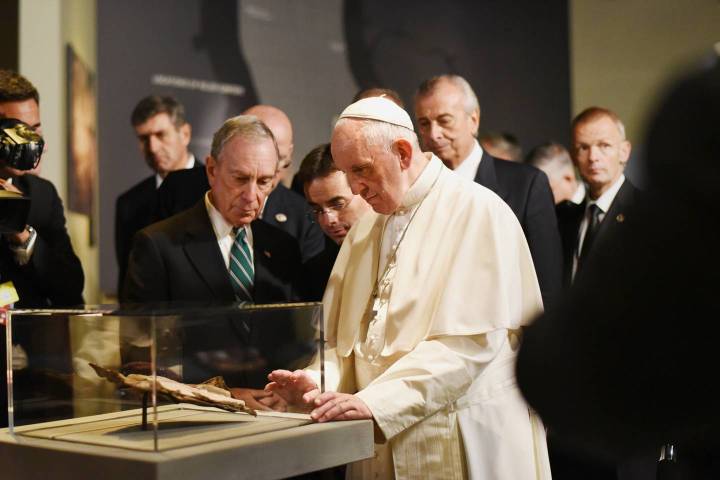 [VIDÉO] Une bible retrouvée en "enfer" Web-pope-francis-bible-9-11-c2a9-carmine-galasso-getty