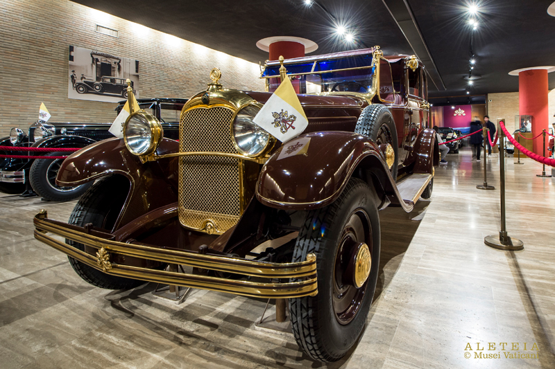 En images : la magnifique collection de voitures des papes