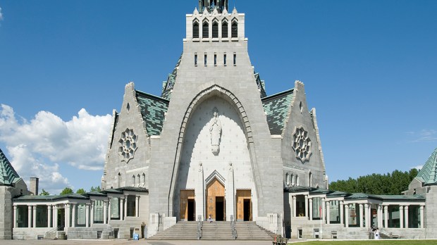 Le sanctuaire Notre-Dame-du-Cap, au Québec, est le 2e plus grand sanctuaire marial d&rsquo;Amérique du Nord. Sur les bords du fleuve Saint-Laurent, il accueille chaque année plus de 500 000 pèlerins.