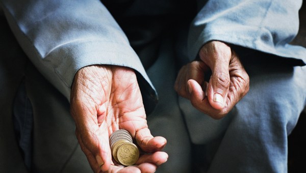 Mains faisant l'aumone