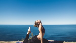 Femme qui fait du yoga