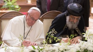 Le pape copte Tawadros II et le pape François signent une déclaration commune pour "lutter pour la sérénité et la concorde à travers une cohabitation pacifique des chrétiens et des musulmans" le 28 avril 2017, à la cathédrale Saint-Marc, au Caire. © AFP PHOTO / OSSERVATORE ROMANO
