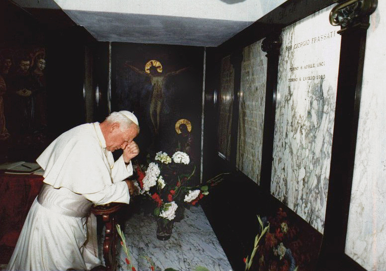 1989-St-John-Paul-II-praying-at-the-tomb-of-Pier-Giorgio-in-Pollone-the-year-before-his-beatification-
