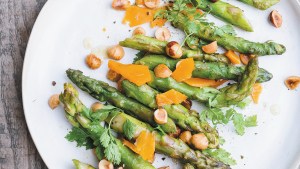 Asperges à la mimolette et aux noisettes