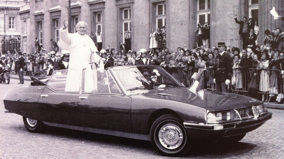 En 1980 lors de sa visite en France, le pape est monté à bord de la célèbre citroën SM, voiture officielle des chefs d’État français. © droits réservés