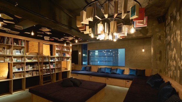 Le Book and Bed de Tokyo : Des couchettes pour lire et dormir à l’intérieur de la bibliothèque.