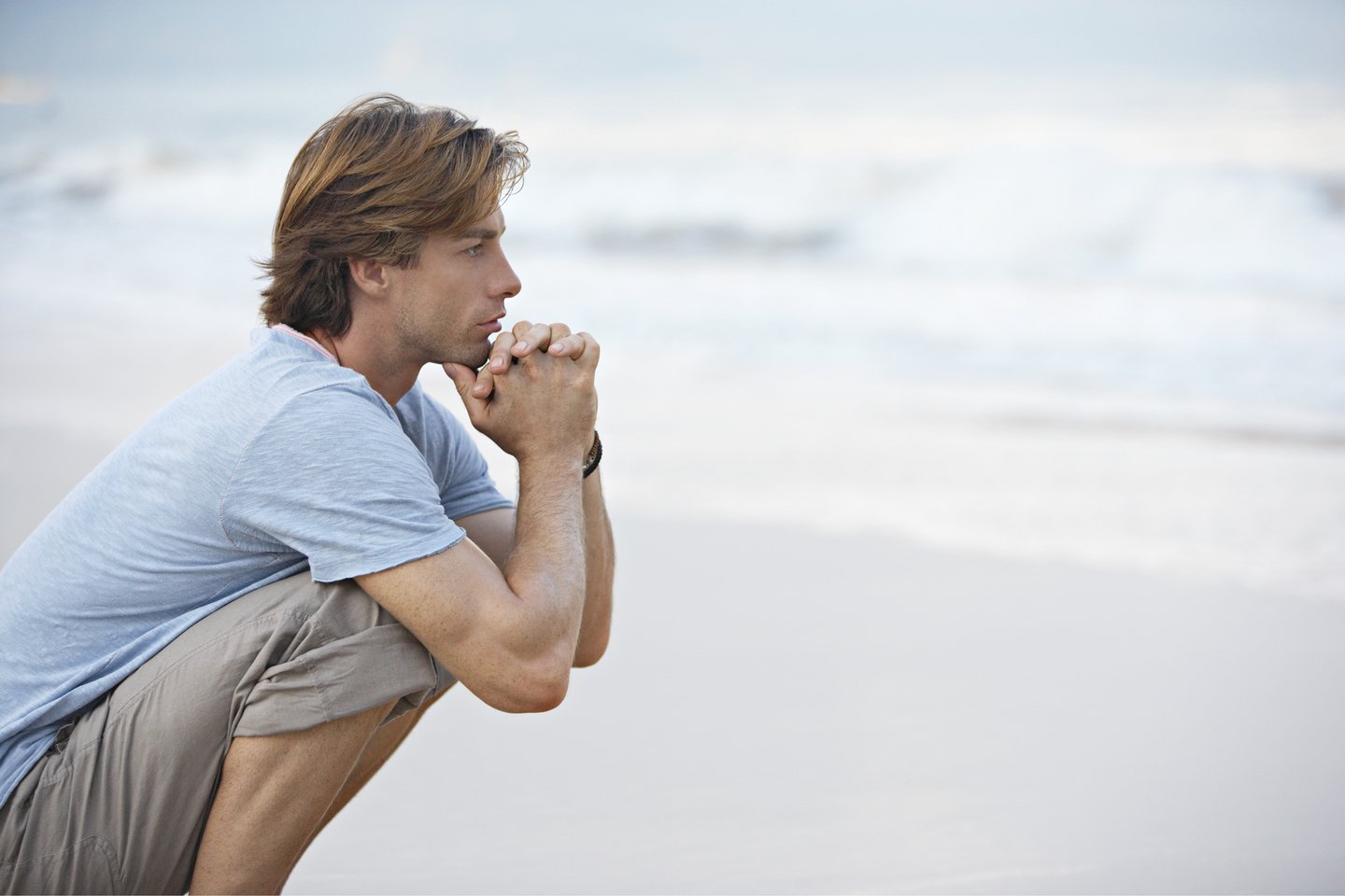 Homme méditant sur la plage