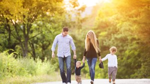 Famille marchant dans la nature