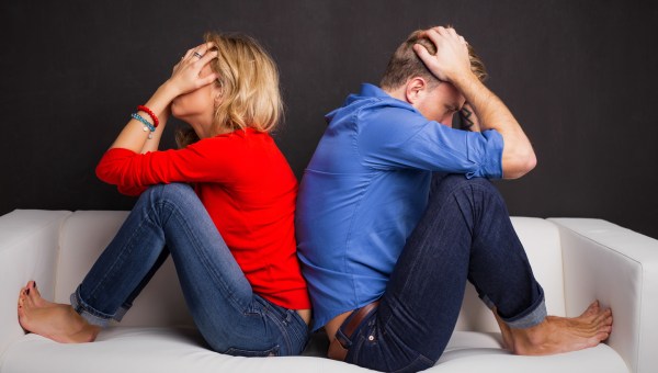 Couple de dos se faisant la tête