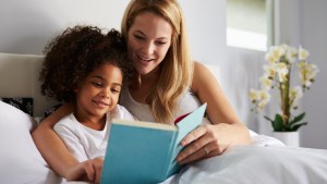Maman lisant un livre à sa fille