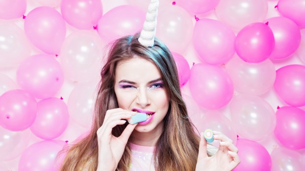 Femme mangeant des bonbons