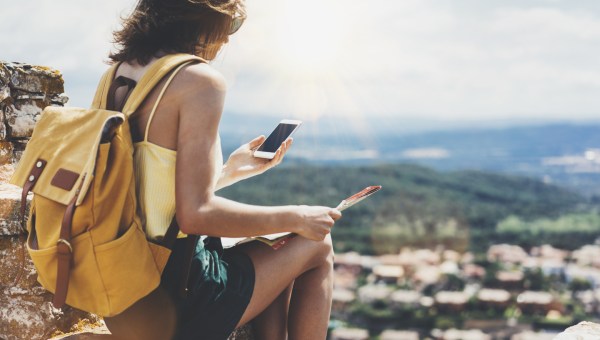jeune femme sac au dos avec son smartphone