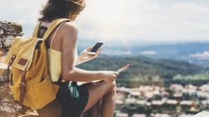 jeune femme sac au dos avec son smartphone