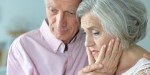 Couple de seniors soucieux