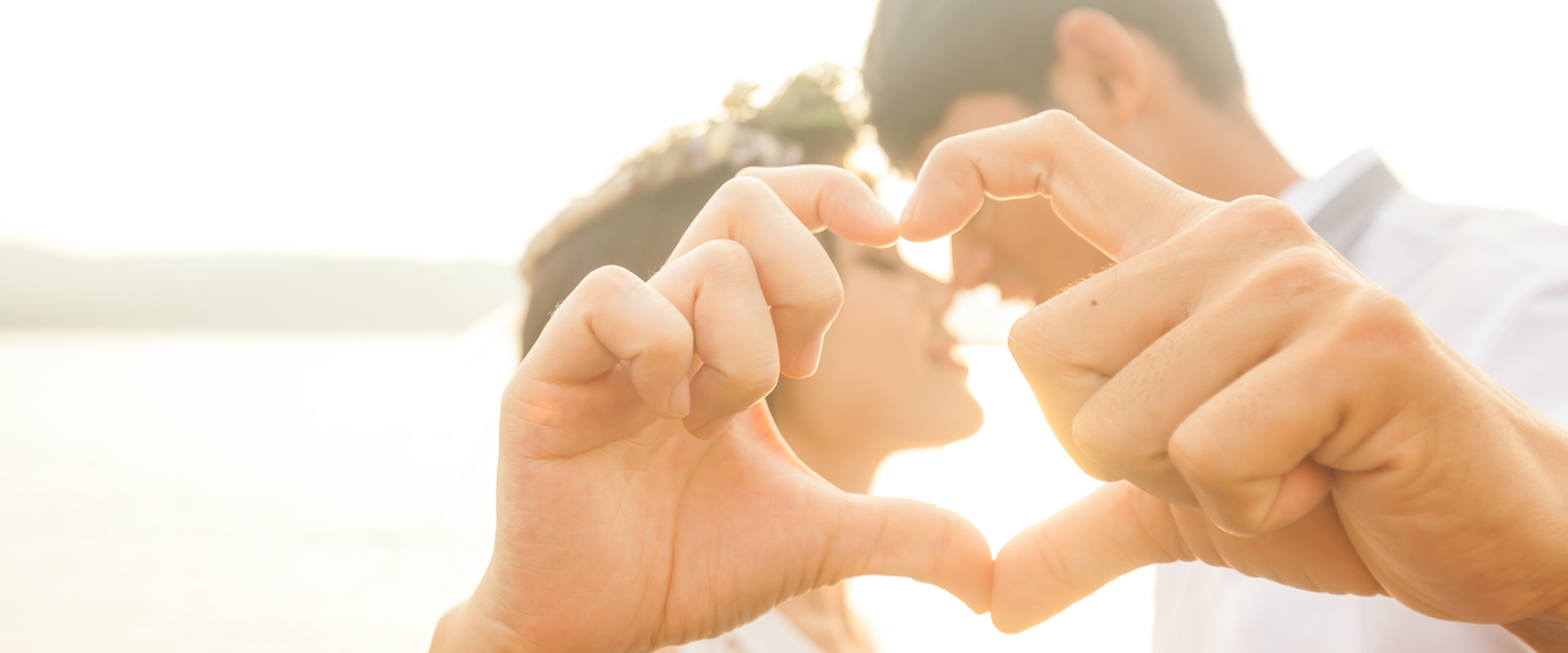 Couple faisant un coeur avec ses mains