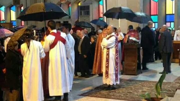 Messe sous la pluie à Alep