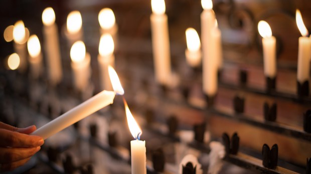 2023 - Semaine de prières pour l'unité des chrétiens 2023 Web-candle-woman-votive-prayer-frank-gaertner-shutterstock_116046322