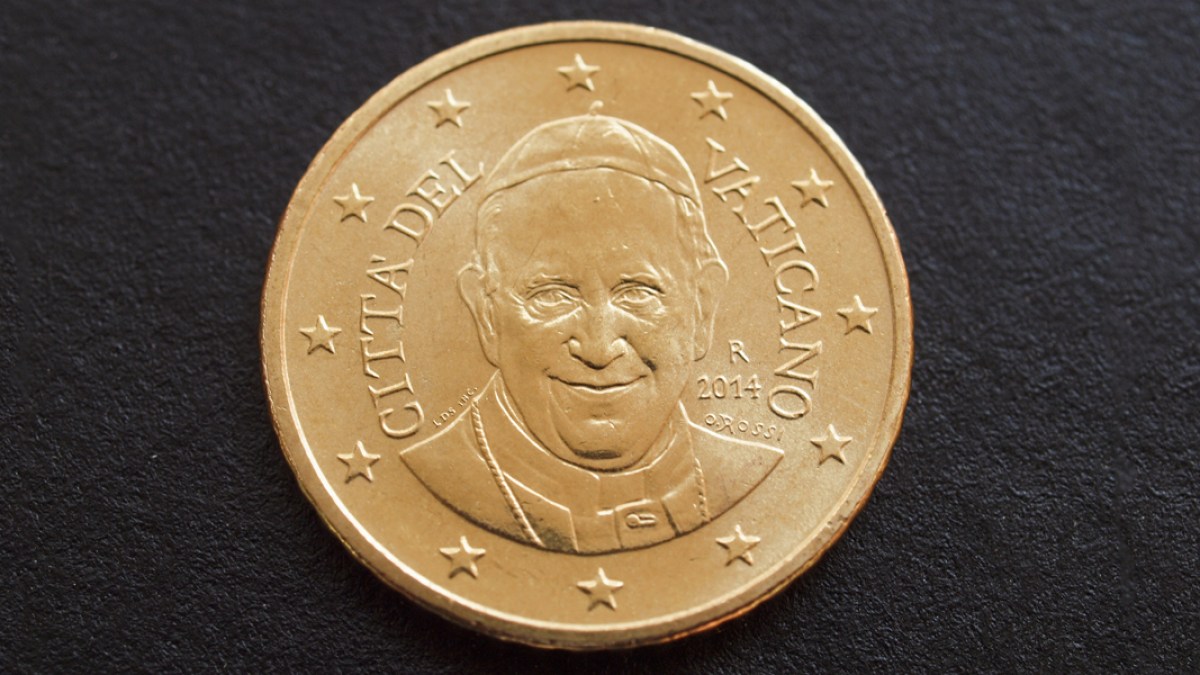 Pièce de monnaie du Vatican frappée à l’effigie du pape François. © Route66 / Shutterstock