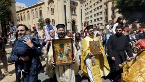 Au Liban, les chrétiens défilent en processions autour de leurs églises en agitant des rameaux d’olivier. Les enfants quant à eux, en habits de fête, arborent des cierges colorés et décorés spécialement pour l’occasion par les commerçants.©AFP PHOTO / ANWAR AMROLebanese Orthodox