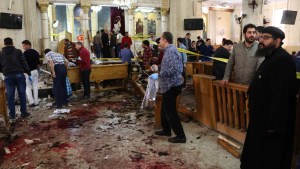 Attentat dans l'église Saint-Georges à Tanta, en Égypte, ce dimanche des Rameaux, le 9 avril 2017. © STRINGER / AFP