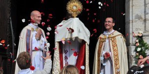 Processions de la Fête-Dieu : une tradition populaire et séculaire