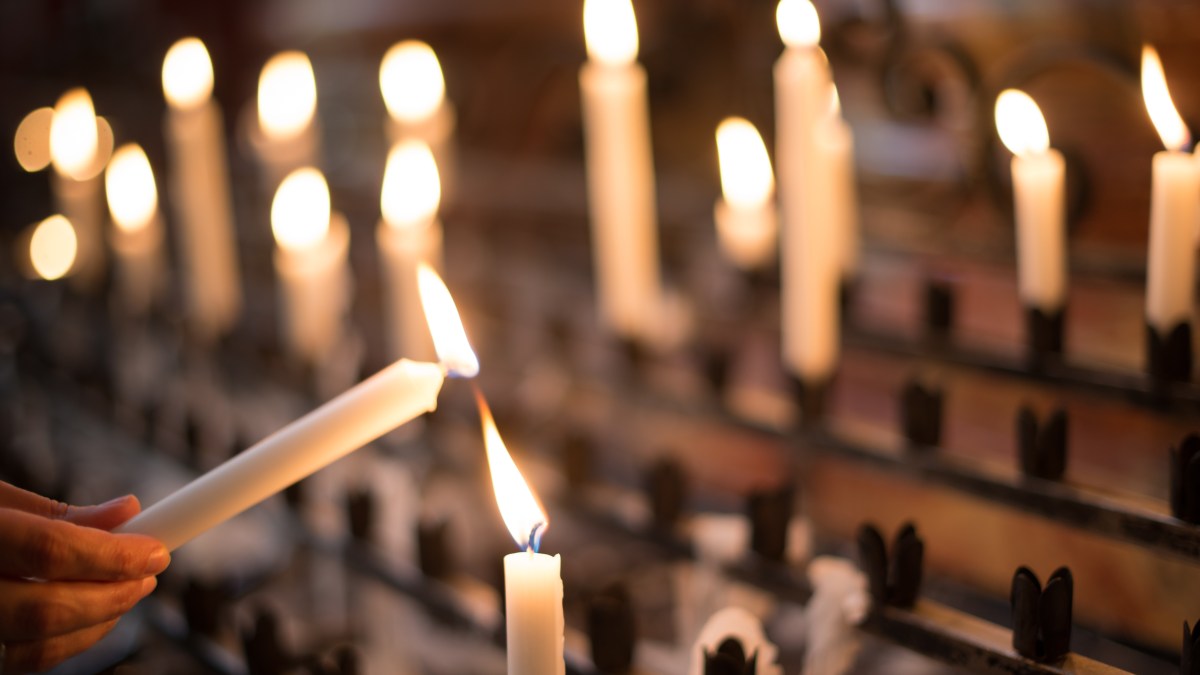 WEB-LIGHTING-VOTIVE-CANDLES-FRANK-GAERTNER-SHUTTERSTOCK